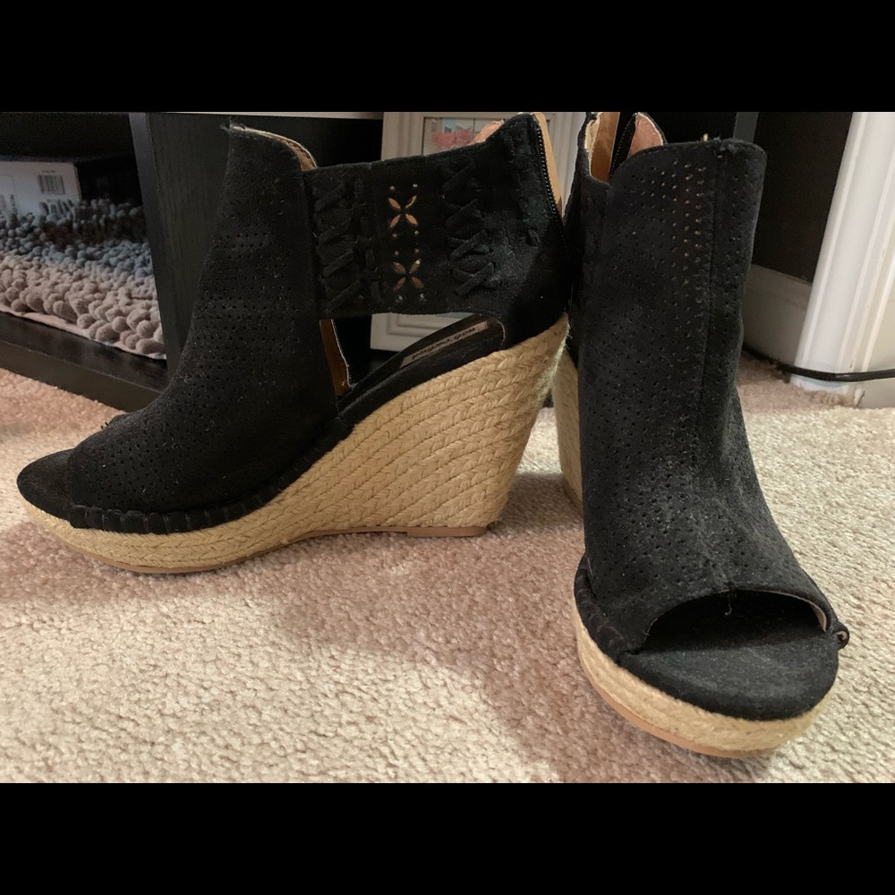 Cute black Suede wedge shoes.